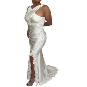 XSCAPE White Crossover Halter Ruched Wedding Gown Size 8